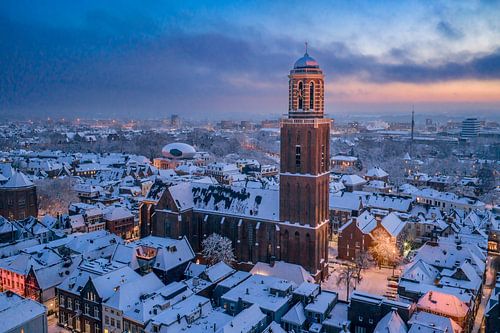 Zwolle Peperbus tijdens een koude winterse zonsondergang