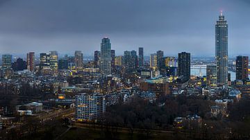 Skyline Rotterdam tijdens het blauwe uur van Patrick van Os