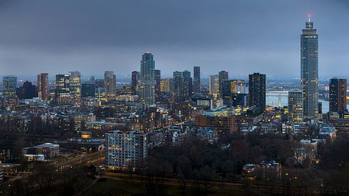 Skyline von Rotterdam während der blauen Stunde von Patrick van Os