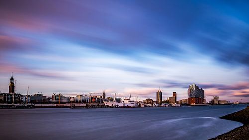 Hamburg zur Blauen Stunde - Elbphilharmonie und Elbe 16:9