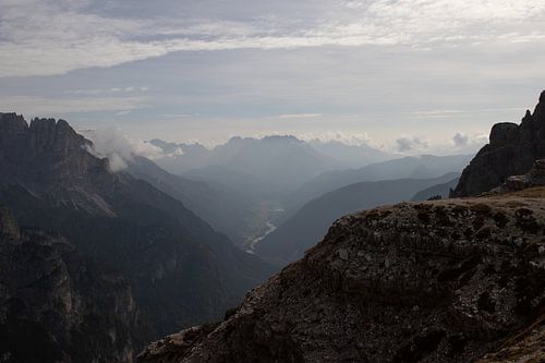 Nebel zwischen den Bergen