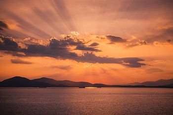 Coucher de soleil dans la mer Égée