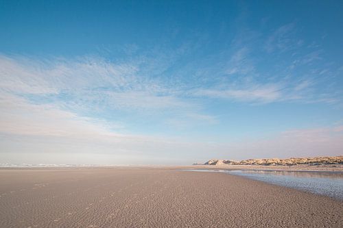 Strand op Terschelling onder een blauwe lucht