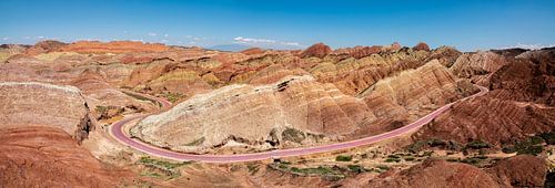 Weg door de regenboogbergen