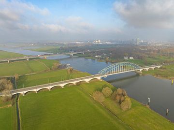 IJsselbrug-Brücke über den Fluss IJssel von oben von Sjoerd van der Wal Fotografie