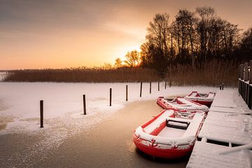 Bateaux sur la glace avec en arrière-plan le lever du soleil sur KB Design & Photography (Karen Brouwer)