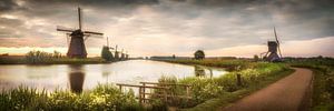 Windmolens in Holland bij zonsopgang. van Voss Fine Art Fotografie