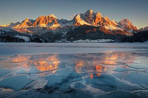 Sonnenstrahlen durchbrechen Berge
