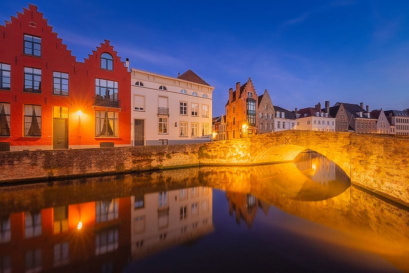 Magische avond in Brugge – Verlichte brug aan het kanaal van Bas Meelker