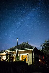 Hongaars huis onder een sterrenhemel van Leon Weggelaar