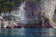 Kleine zeilboot in een baai voor de rotsachtige kliffen van de middellandse zee, kopieerruimte van Maren Winter thumbnail