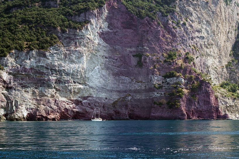 Kleines Segelboot in einer Bucht vor den Felsklippen des Mittelmeers, Kopierraum von Maren Winter