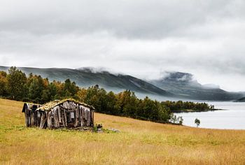 Grange abandonnée près d'un lac de montagne