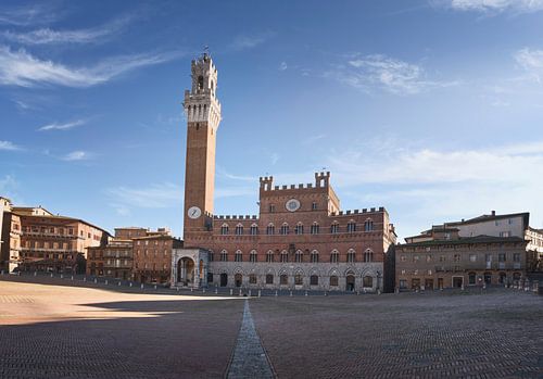 Piazza del Campo plein en Mangia toren. Siena