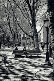 Straatfotografie Utrecht.Een lommerrijke Mariaplaats te Utrecht in zwart-wit van André Blom Fotografie Utrecht