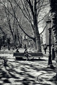 Straatfotografie Utrecht.Een lommerrijke Mariaplaats te Utrecht in zwart-wit (Utrecht2019@40mm nr 85 van André Blom Fotografie Utrecht