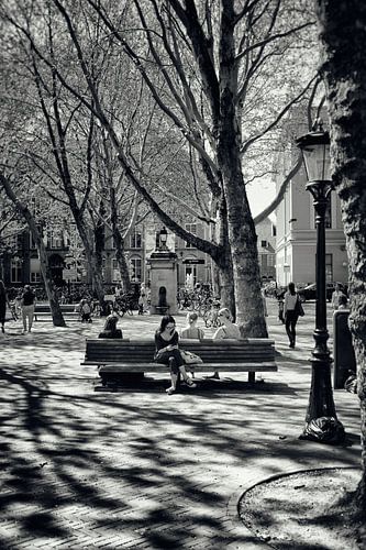 Straatfotografie Utrecht.Een lommerrijke Mariaplaats te Utrecht in zwart-wit van André Blom Fotografie Utrecht