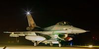 Le F-16 revient d'une mission de nuit