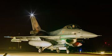 Die F-16 kehrt von einer Nachtmission zurück.