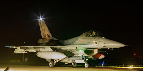 F-16 komt terug van een nachtelijke missie
