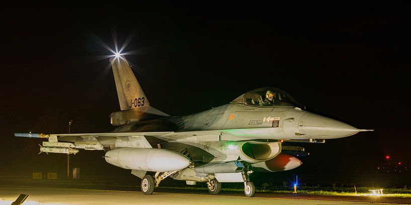 F-16 komt terug van een nachtelijke missie van Arjan van de Logt