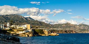 Panorama Nerja mit Gebirge und Küste an der Costa del Sol Andalusien Spanien