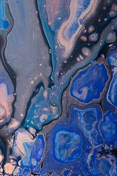 Vloeibare kleuren: blauw, turquoise, zandkleur en oudroze stromen langs elkaar (abstract) van Marjolijn van den Berg