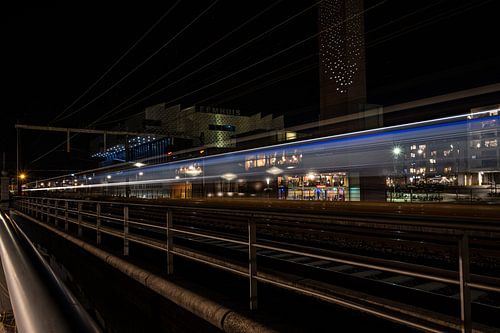 Trein in de nacht Amersfoort van Captured by Herman