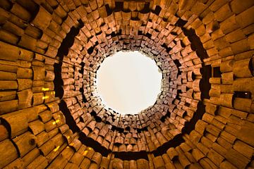 Vreemde poort en trompet in de lucht. Oranje tunnel