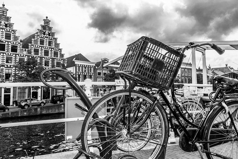 Fiets langs de gracht in Haarlem van Kim de Been