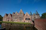 Pakhuizen in oude stad  Lübeck in Duitsland van Joost Adriaanse thumbnail