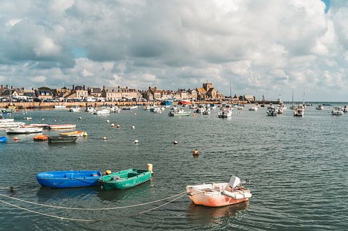 Dorp in Frankrijk met vissersboten in de haven