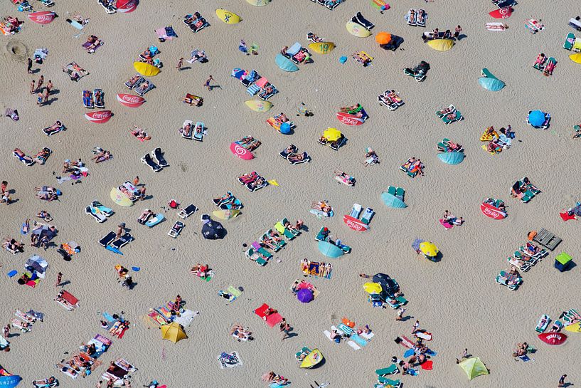 Druk zomers strand bij Zandvoort met veel badgasten van Marco van Middelkoop