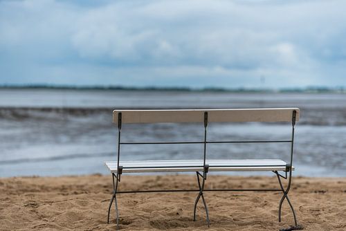 Eine Bank steht vor dem Wattenmeer mit einer schönen Aussicht