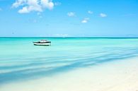 Kleine vissersboot in the Caribbean zee bij Aruba van Eye on You thumbnail