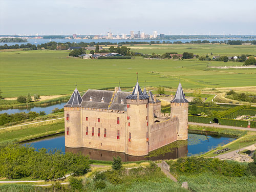 Das Muiderslot zwischen Wasser und Wiesen