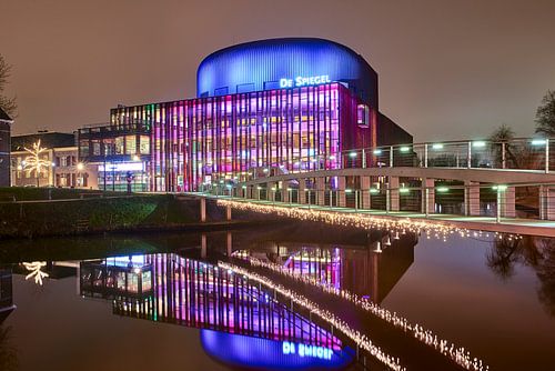Das Theater De Spiegel spiegelt sich im Wasser