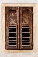 Charakteristisches Fenster mit geschlossenen Holzläden