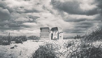 Strandkorb an der Nordseeküste im schönen Cuxhaven. schwarzweiss von Jakob Baranowski - Photography - Video - Photoshop