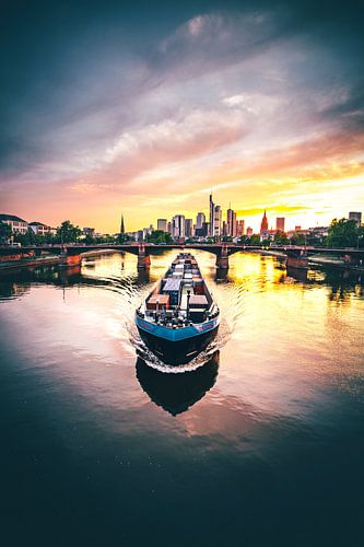 Frankfurt am Main, zonsondergang met schip