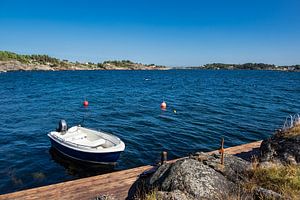 Boot und Anlegestelle in Hamborsund in Norwegen