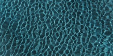 Reflet des rayons du soleil sur l'eau bleu foncé d'une piscine - Art numérique sur Dirkie