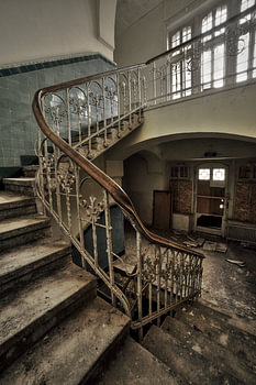 Urbex-Treppe in einem verlassenen Kloster.