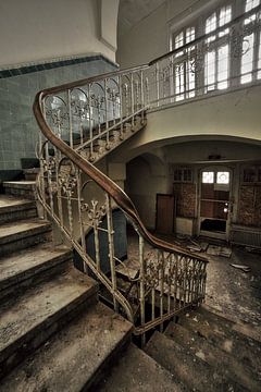 Urbex trappenhuis in een verlaten klooster. van Dyon Koning