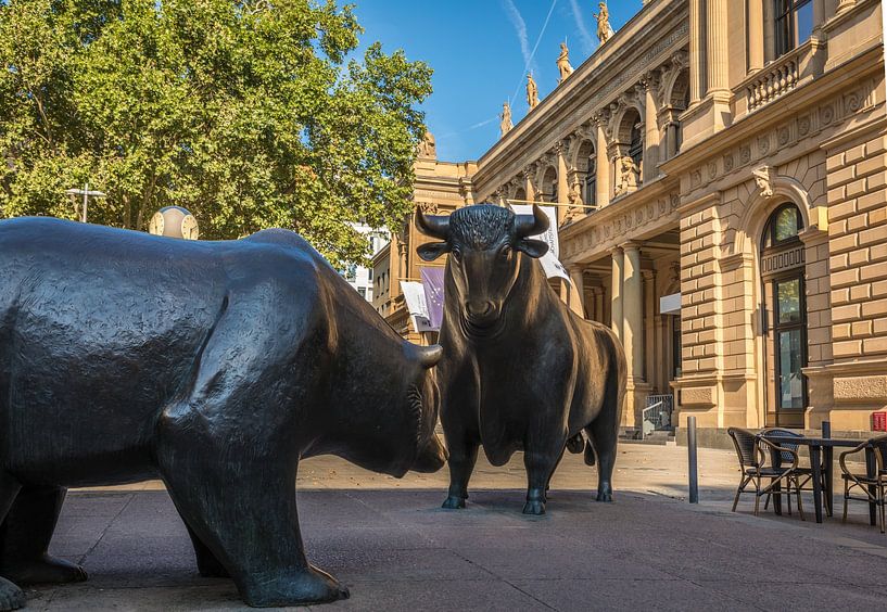 Stier en beer op het beursplein voor de beurs van Frankfurt, Frankfurt van Christian Müringer