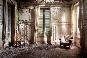Rayons de lumière dans une maison abandonnée. sur Roman Robroek - Photos de bâtiments abandonnés