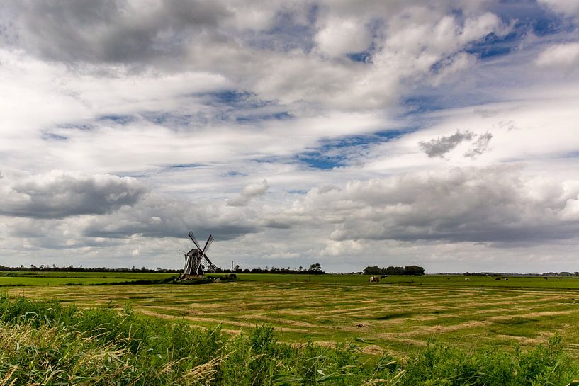 Een molen met mooie wolkenlucht. van Erik de Rijk