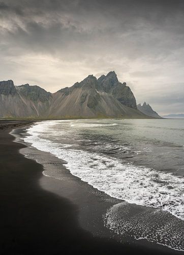 Zicht op de Vestrahorn vanaf Stoksness in IJsland