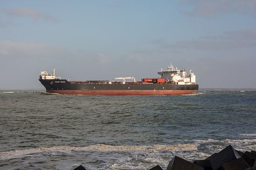 Tanker onderweg van Hoek van Holland naar open zee.