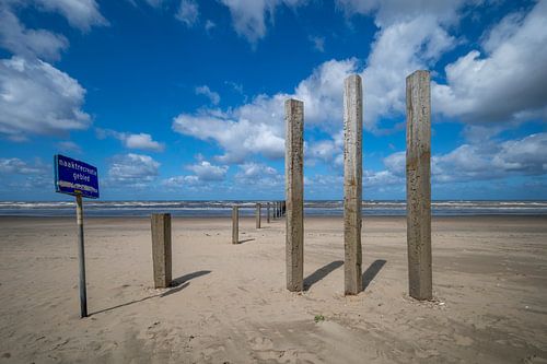 Strandpalen bij naaktstrand
